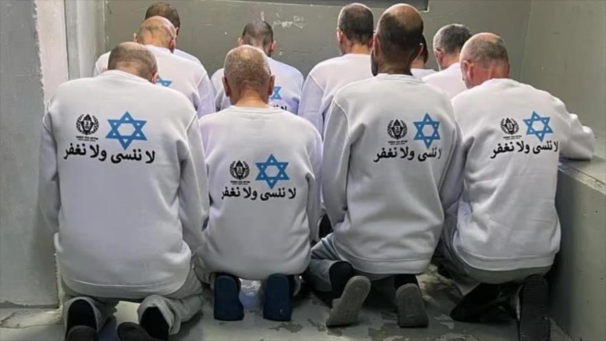 Presos palestinos que llevan camisetas con marcas racistas tras ser liberados por el régimen de Israel, 15 de febrero de 2025.
