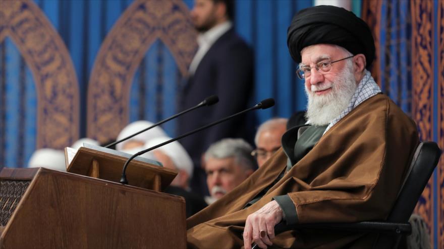 El Líder de la Revolución Islámica de Irán, el ayatolá Seyed Ali Jamenei, durante un encuentro. (Foto: Khamenei.ir)