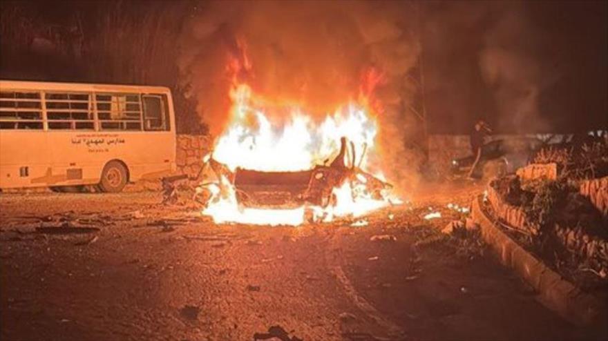 Un coche arde tras ser atacado por un dron israelí en la carretera de Jarjoua, en el sur del Líbano, el 15 de febrero de 2025.