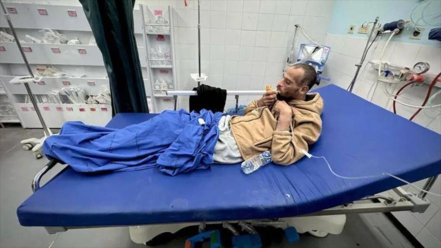El prisionero de Gaza, Nadir Jamal Hussein, liberado en la sexta ronda del acuerdo de tregua entre HAMAS e Israel, llega al Hospital de Jan Yunis, Gaza,15 de febrero de 2025.