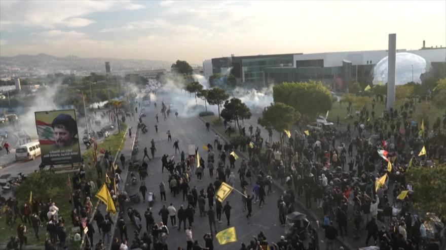  Ciudadanos libaneses en una manifestación convocada por Hezbolá en la carretera antigua que conduce al aeropuerto de Beirut.