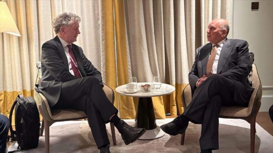 El canciller iraquí, Fuad Husein (dcha.), reunido con el asesor de Seguridad Nacional del Reino Unido, Jonathan Powell, en Bagdad, 15 de febrero de 2025.