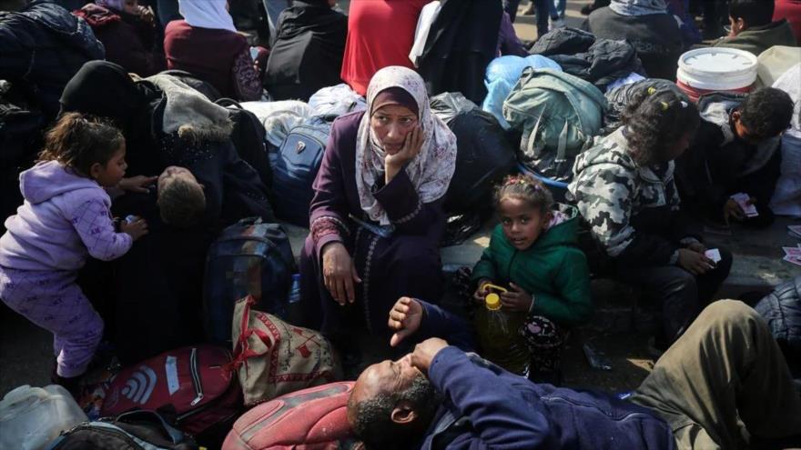 Palestinos esperan que se les permita regresar a sus hogares en el norte de Gaza, 26 de enero de 2025. (Foto: Getty Images)