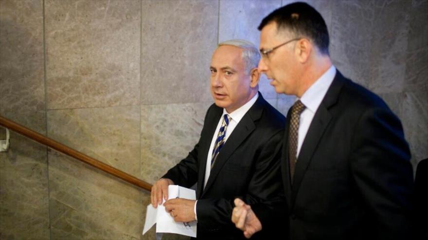 El primer ministro del régimen israelí, Benjamín Netanyahu (izda.) y el canciller israelí, Gideon Sa’ar. (Foto: AP)