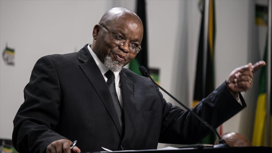 El actual ministro de Recursos Minerales y Petroleros de Sudáfrica, Gwede Mantashe, en una conferencia de prensa en Johannesburgo, 8 de junio de 2014. 