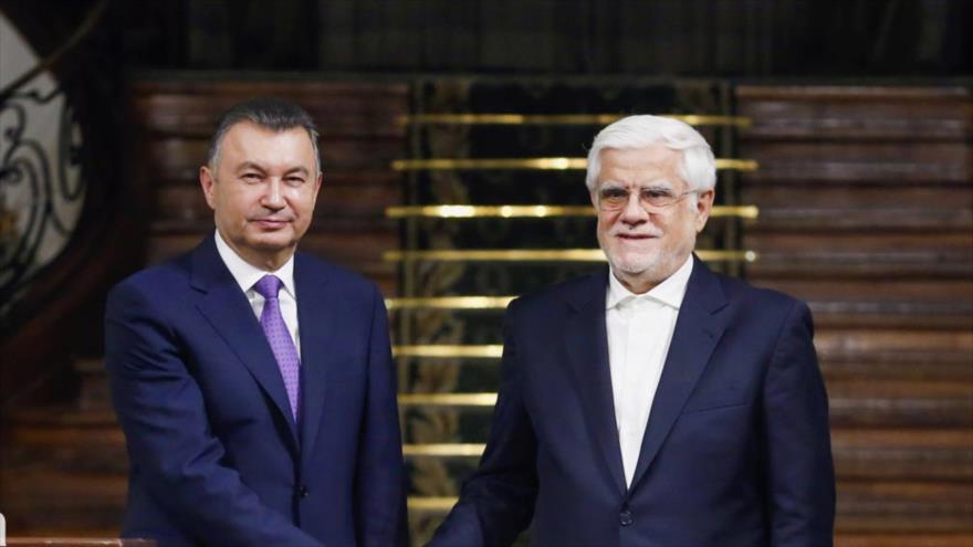 El vicepresidente primero iraní, Mohamad Reza Aref (dcha.), y el primer ministro de Tayikistán, Kokhir Rasulzoda, Teherán, 17 de febrero de 2025.