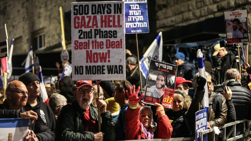 Familias de retenidos israelíes en Gaza protestaron frente a la residencia de Benjamín Netanyahu en Al-Quds (Jerusalén), 17 de febrero de 2025. (Foto: getty Images) 