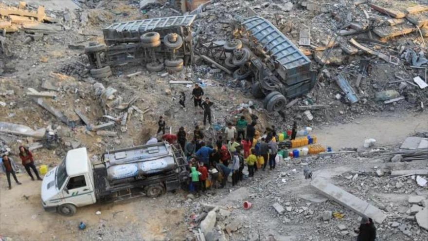 Palestinos llenan contenedores de agua en el campo de refugiados de Yabalia, en el norte de la Franja de Gaza, 4 de febrero de 2025. (Foto: Reuters)