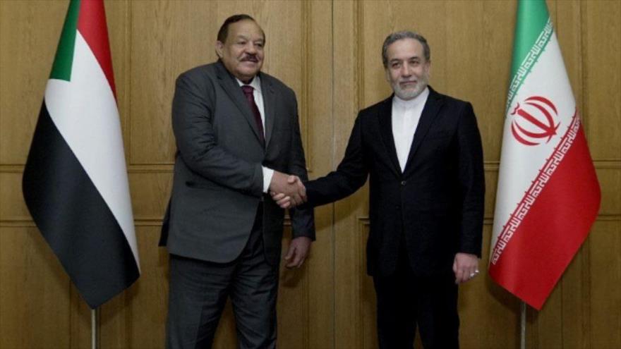 El canciller iraní, Seyed Abás Araqchi (dcha.), reunido con su homólogo sudanés, Ali Yusef Ahmed Al-Sharif, en Teherán, capital persa, 17 de febrero de 2025.