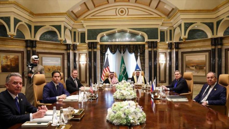 Reunión de las comitivas rusa y estadounidense, encabezadas por sus jefes diplomáticos en Riad, Arabia Saudí, 18 de febrero de 2025.