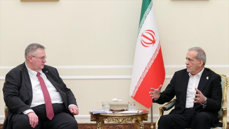 El presidente de Irán, Masud Pezeshkian (dcha.), habal con el viceprimer ministro ruso Alexey Overchuk, en una reunión en Teherán, 18 de febrero de 2025.