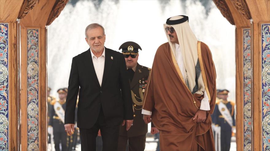 El presidente de Irán, Masud Pezeshkian (izda.) y el emir de Catar, sheij Tamim bin Hamad Al Thani, en Teherán (capital iraní), 19 de febrero de 2025.