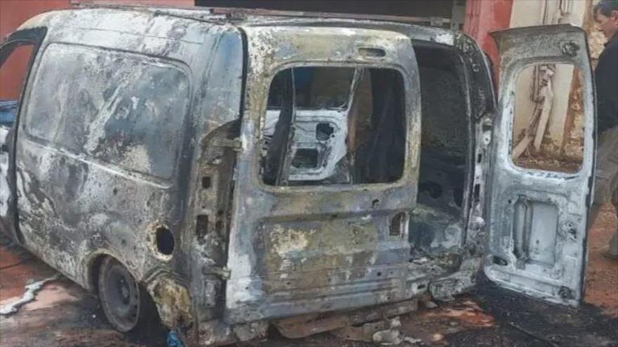 Un coche quemado completamente en ataque israelí contra sur del Líbano. 