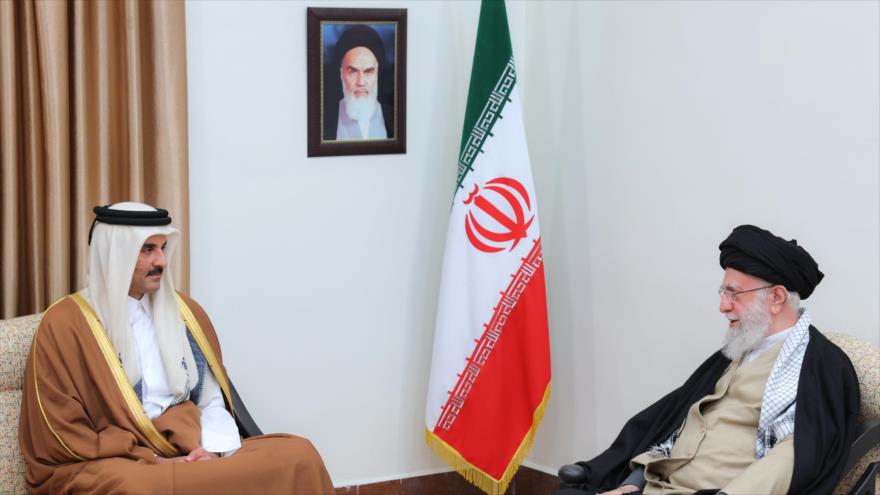La reunión dl Líder de la Revolución Islámica de Irán, El ayatolá Seyed ali Jamenei (decha.) y el emir de Catar, 19 de febrero de 2025. 