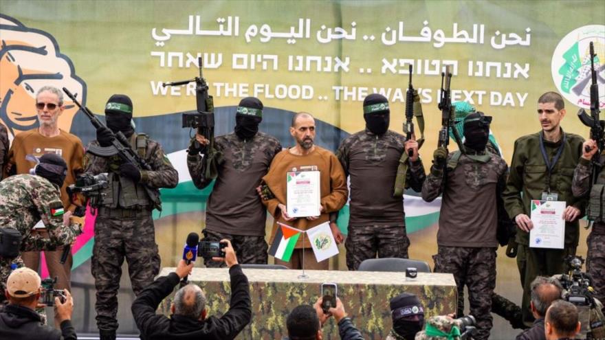 Los detenidos israelíes junto a combatientes del Movimiento de HAMAS, en un escenario antes de ser entregados a la Cruz Roja, Deir al-Balah, Gaza. (Foto: AP)