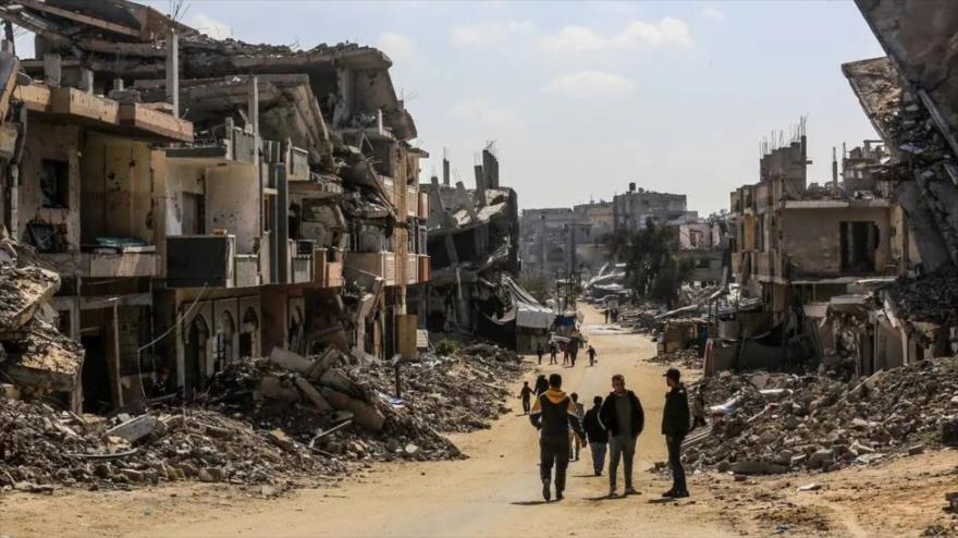 Palestinos entre escombros de las casas destruidas en ataques de Israel, Jan Yunis, sur de Gaza, 17 de febrero de 2025.