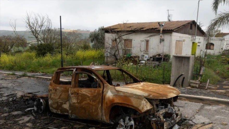 Un coche destruido por los ataques de Hezbolá en un asentamiento sionista en el norte de los territorios ocupados.