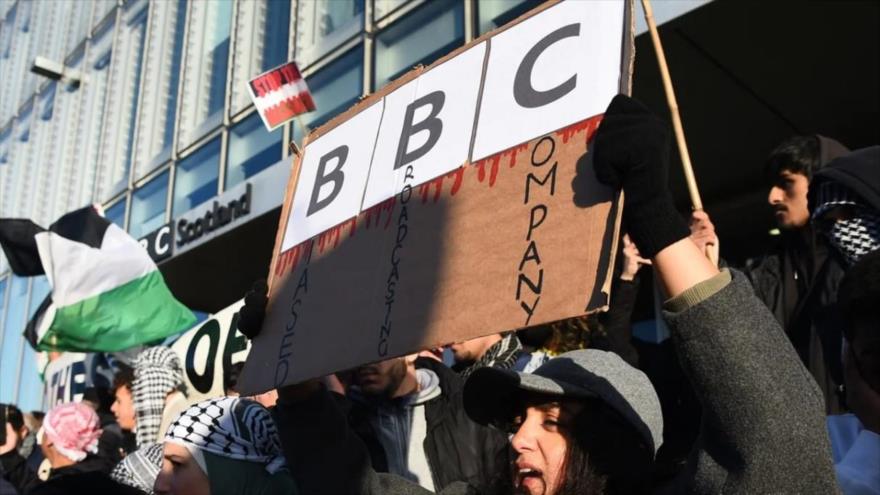 Manifestantes se reúnen frente al edificio de la BBC en Glasgow para mostrar su solidaridad con el pueblo palestino, 14 de octubre de 2023. (Foto: AFP)