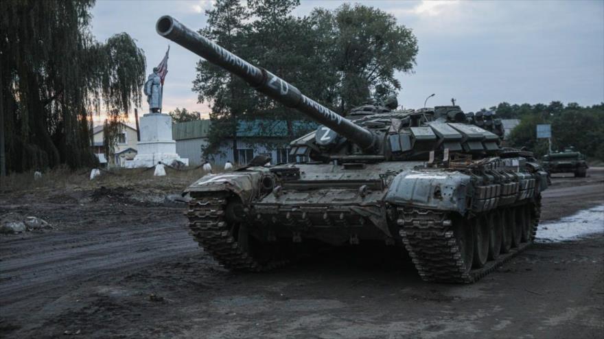 Un tanque ruso T-72BA se encuentra en medio de la carretera en la ciudad de Izium, en la provincia de Járkov, 15 de septiembre de 2022.