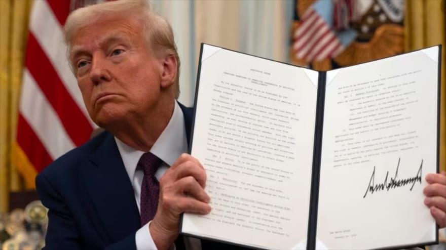 Donald Trump muestra una orden ejecutiva firmada relacionada con la IA en la Casa Blanca, el 23 de enero de 2025.