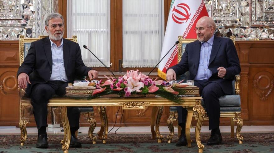 El presidente del Parlamento de Irán, Mohamad Baqer Qalibaf(dcha.), junto con el secretario general de la Yihad Islámica Palestina, Ziad al-Najala, reunidos en Teherán, 22 de febrero de 2025.