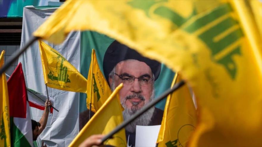 Iraníes ondean banderas de Hezbolá frente a un retrato de Seyed Hasan Nasralá, durante una protesta en Teherán para condenar un ataque israelí al Líbano, 27 de septiembre de 2024. (Foto: Getty)