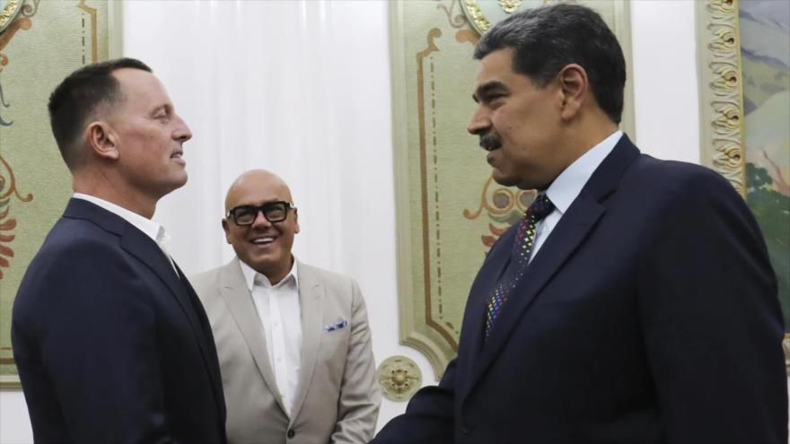 El presidente de Venezuela, Nicolás Maduro (drcha.), saluda al enviado especial de EEUU, Richard Grenell, en el Palacio de Miraflores, 31 de enero de 2025.