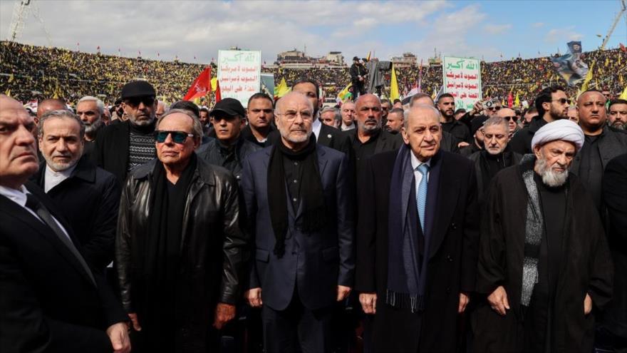 El presidente del Parlamento de Irán, Mohamad Baqer Qalibaf (centro), en el funeral de mártires de Hezbolá, Beirut, 23 de febrero de 2025. (Foto: Icana.ir).