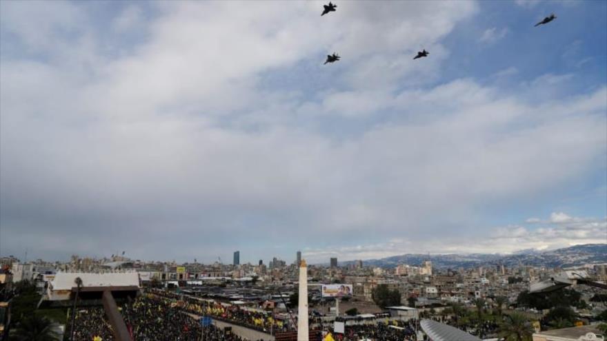 Aviones de guerra israelíes vuelan durante funeral de los líderes de Hezbolá en las afueras de Beirut, 23 de febrero de 2025. (Foto: Reuters)