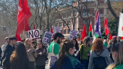 Miles se manifiestan en Madrid para defender la educación pública