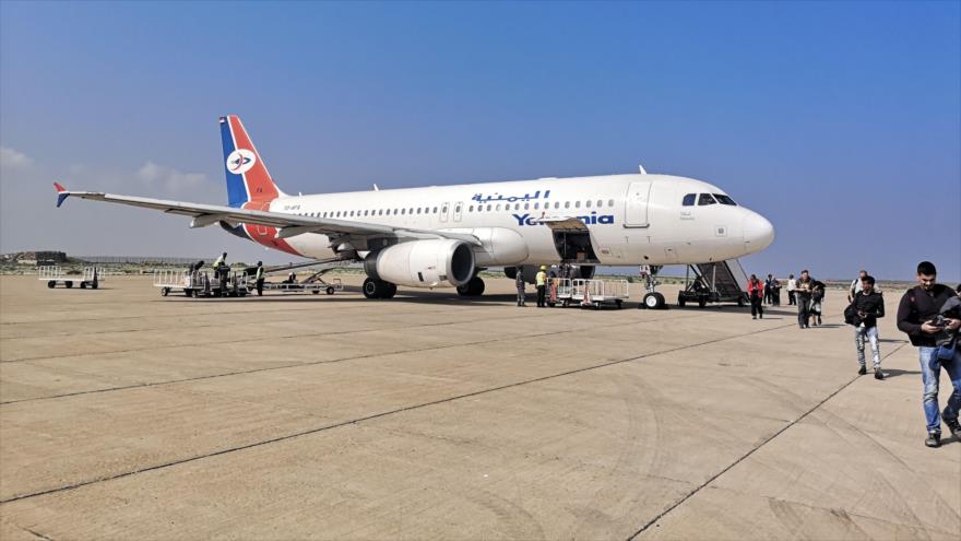 Un avión de pasajeros en el aeropuerto de Socotra, el único aeropuerto comercial que presta servicio a la isla yemení en el mar Arábigo.