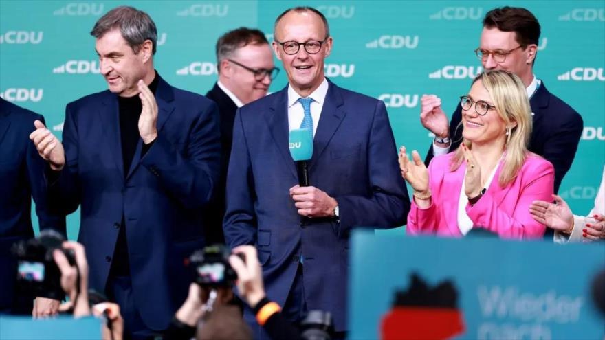 El presidente de la CDU de Alemania, Friedrich Merz (centro), y sus compañeros de partido celebran su victoria en las elecciones legislativas, 23 de febrero de 2025.