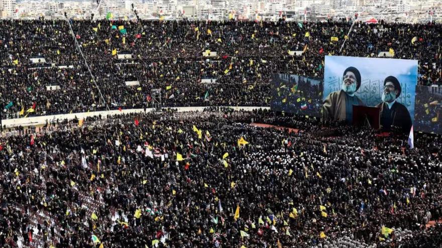 Cientos de miles de personas participan en el funeral de los líderes de Hezbolá en los suburbios de Beirut, capital libanesa, 23 de febrero de 2025.