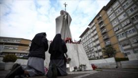 Fieles se reúnen mientras el Papa Francisco sigue en estado crítico