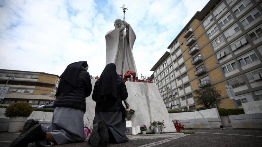 Los fieles se reúnen mientras el Papa Francisco sigue en estado crítico