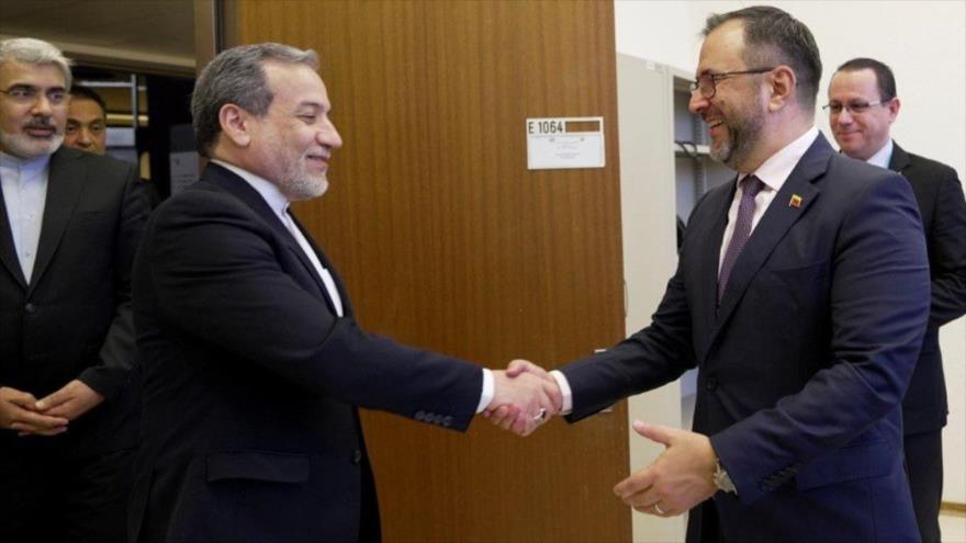 El canciller iraní, Seyed Abás Araqchi (izda.) da la mano a su par venezolano, Yván Gil Pinto, al comienzo de una reunión en Ginebra, 24 de febrero de 2025.