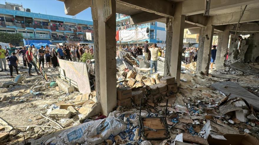 Palestinos inspeccionan una escuela que alberga a personas desplazadas, tras ataque israelí, Al-Nuseirat, Gaza. (Foto: REUTRES)