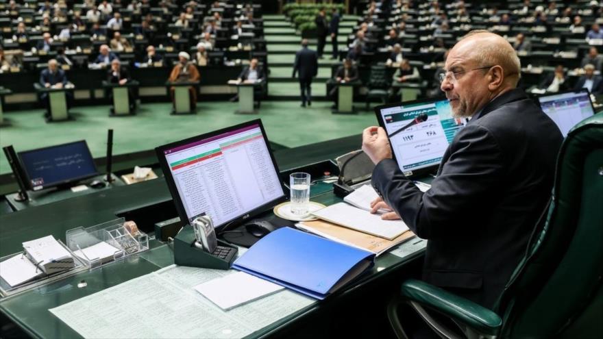 El presidente del Parlamento iraní, Mohamad Baqer Qalibaf, durante una sesión abierta del órgano legislativo. 