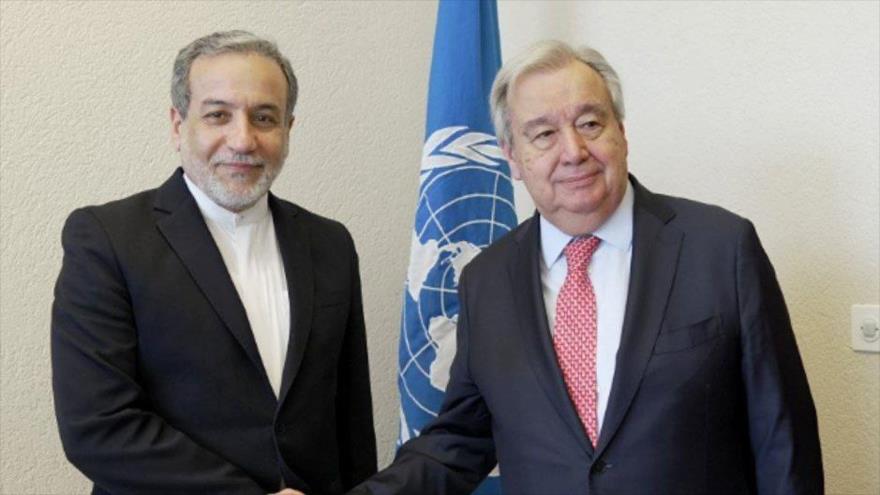 El canciller iraní, Abás Araqchi, (izda.), y el titular de la ONU, Antonio Guterres, en una reunión en Ginebra, Suiza, 24 de febrero de 2025.