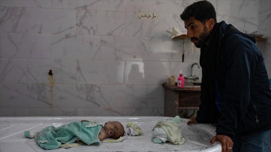 Una bebé de tres semanas en la morgue del Hospital Naser en Jan Yunis, en el sur de la Franja de Gaza, 25 de diciembre de 2024. (Foto: EFE)
