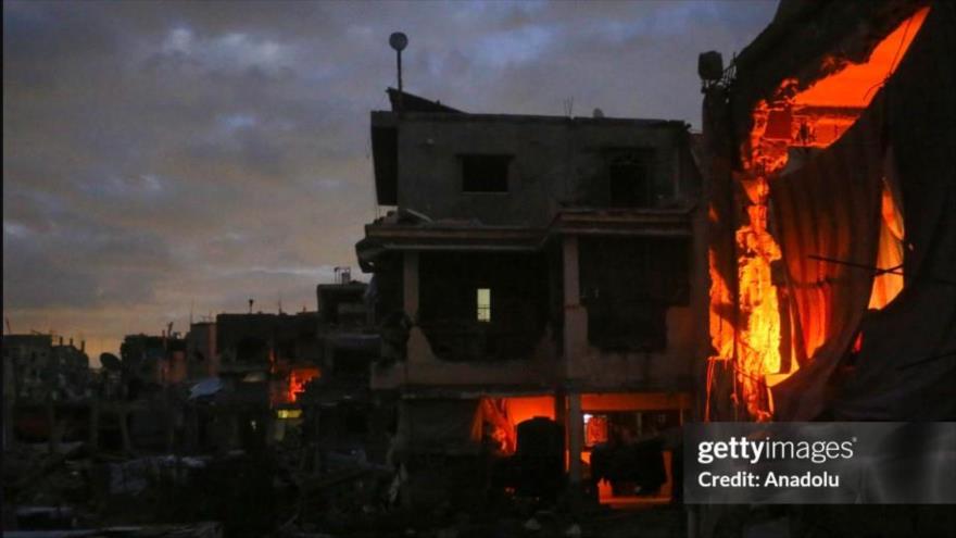 Al caer la noche en Jan Yunis, la segunda ciudad más grande de la Franja de Gaza, los palestinos encienden hogueras para iluminarse y protegerse del frío.