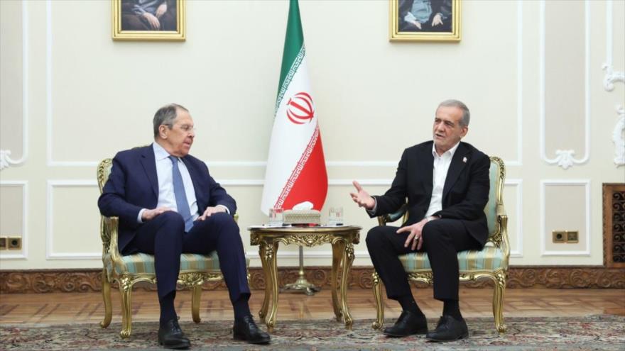 El presidente iraní, Masud Pezeshkian (dcha.), reunido con el ministro de Exteriores ruso, Serguéi Lavrov, en Teherán, 25 de febrero de 2025.