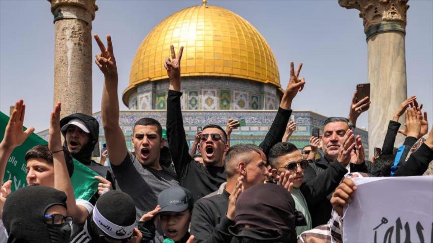 Un grupo de hombres cantaba eslóganes y enarbolaba pancartas, a las afueras en apoyo de la mezquita de Al Aqsa, 7 de abril de 2023. (Foto: AFP)
