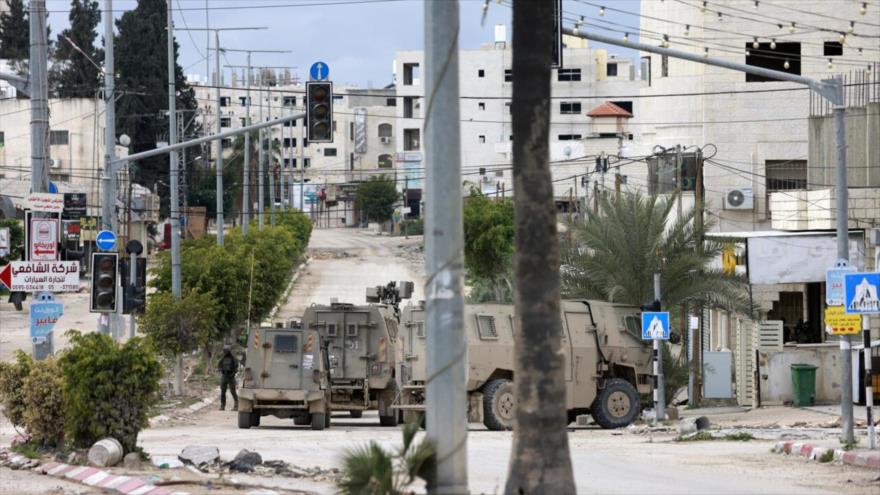 Tanques israelíes se ven desplegados en el campo de refugiados en Tulkarem, en el norte de la Cisjordania ocupada, febrero de 2025.