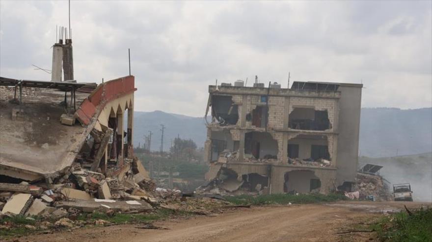 Un edificio residencial destruido en ataques aéreos del régimen de Israel al sur del Líbano tras establecer una tregua en la zona.