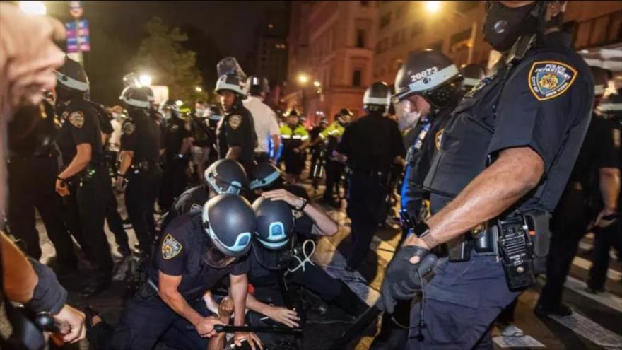 La policía de Nueva York detiene a un manifestante en una protesta contra el racismo y la violencia policial por la muerte de George Floyd. (Foto: EP)