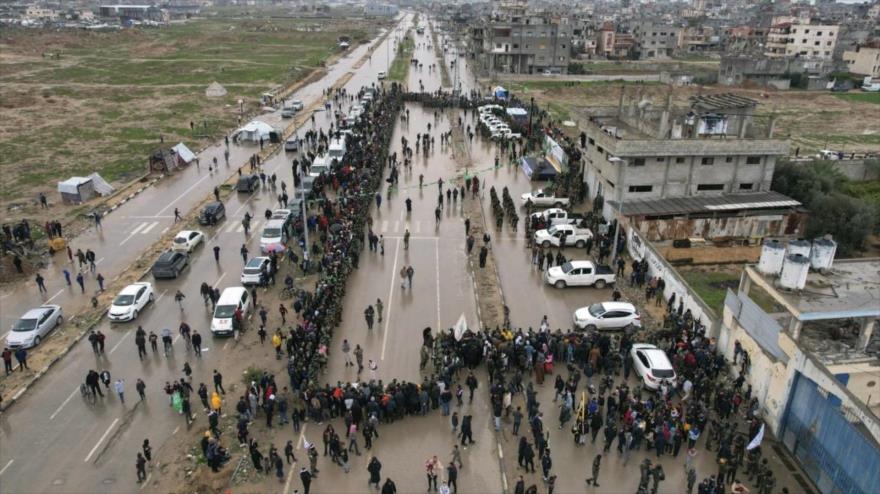 Palestinos se congregan mientras los combatientes de HAMAS preparan la entrega de los retenidos israelíes a la Cruz Roja en la Franja de Gaza, 22 de febrero de 2025. (Foto: AP)