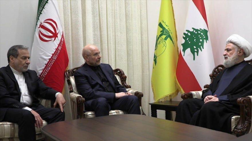 El canciller iraní, Abás Araqchi(izd), y el jefe del parlamento de Irán Mohamad Baqer Qalibaf, reunidos con el líder de Hezbolá, el sheij Naim Qasem, Beirut, 25 de febrero de 2025.