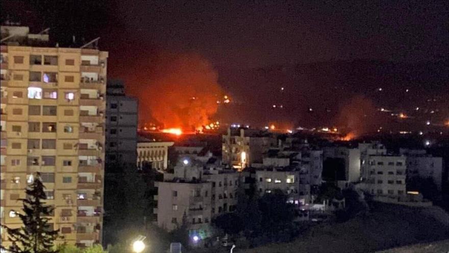 Llamas y humo elevándose desde un sitio en Damasco, capital de Siria, tras un ataque aéreo israelí.