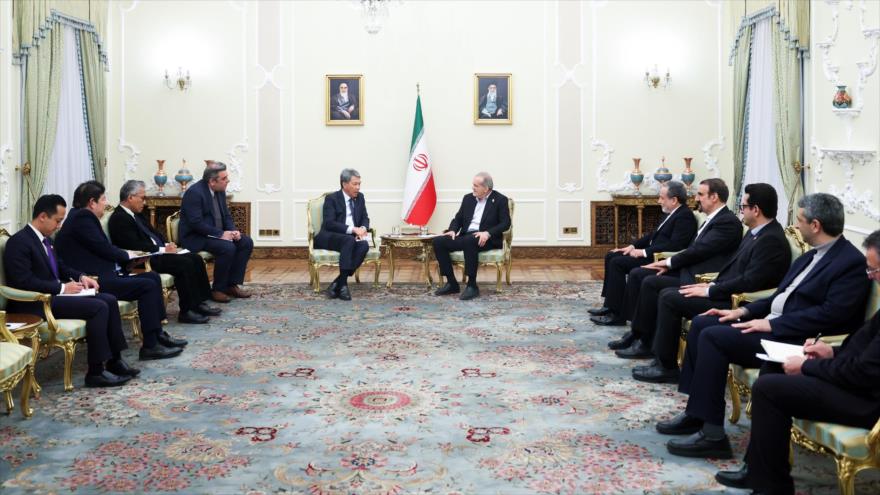 El presidente de Irán, Masud Pezeshkian (dcha.), y el canciller de Malasia, Datuk Seri Mohamd Hasan, en Teherán, 26 de febrero de 2025. (Foto: President.ir)